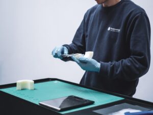 industrieel 3D geprint onderdeel inspecteren met een schuifmaat
